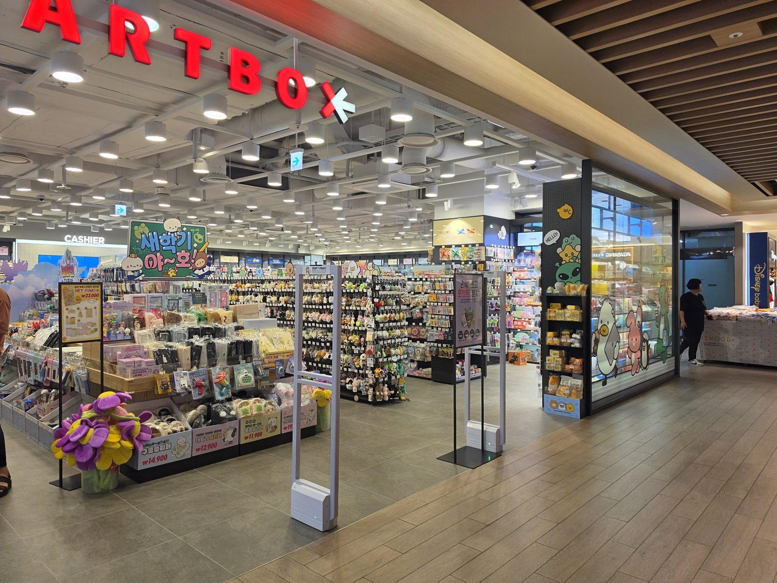 韓国のARTBOXの店頭。キャラクター雑貨が並ぶ売り場