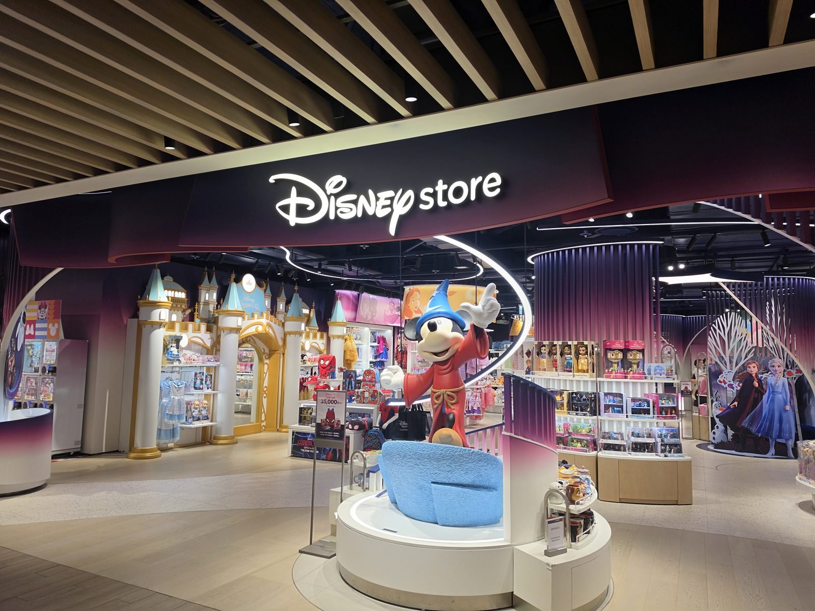 ソウルのディズニーストアの入口と店内全景。看板とミッキー像