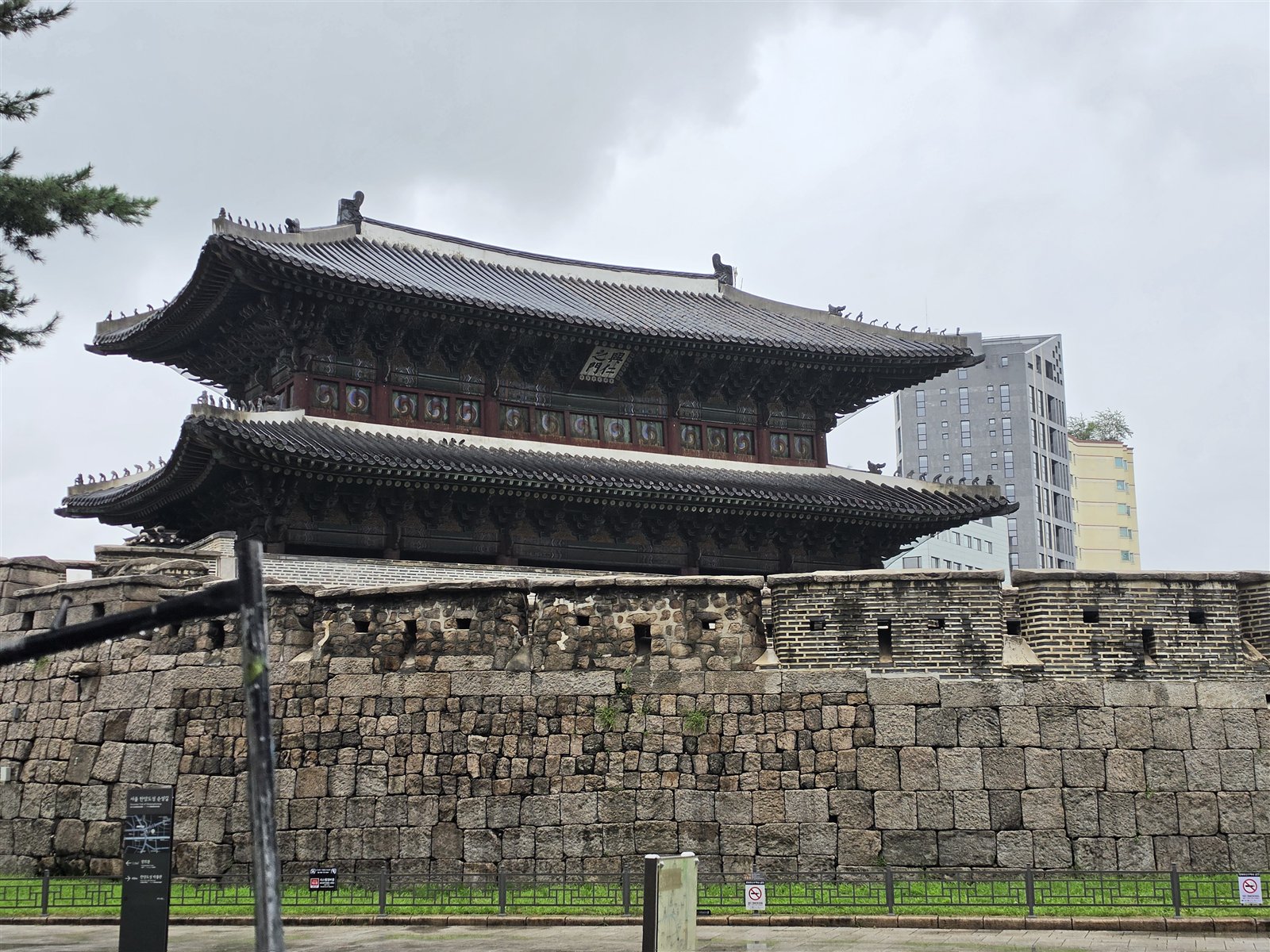 東大門(興仁之門)の門と城壁