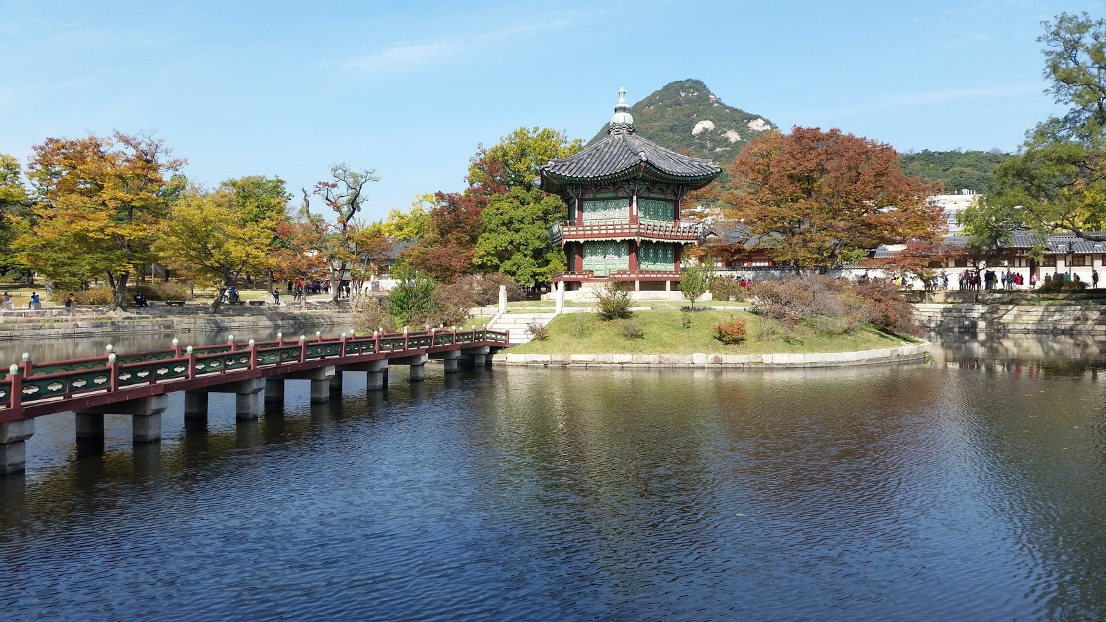 景福宮の池の中島に建つ東屋と木の橋、紅葉した木々