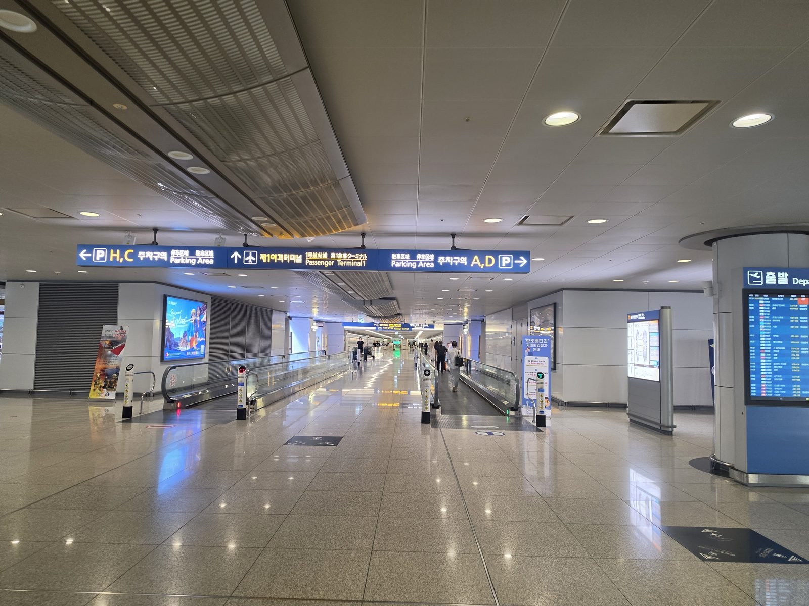 仁川空港第1ターミナルの出発階の長い通路と案内標識