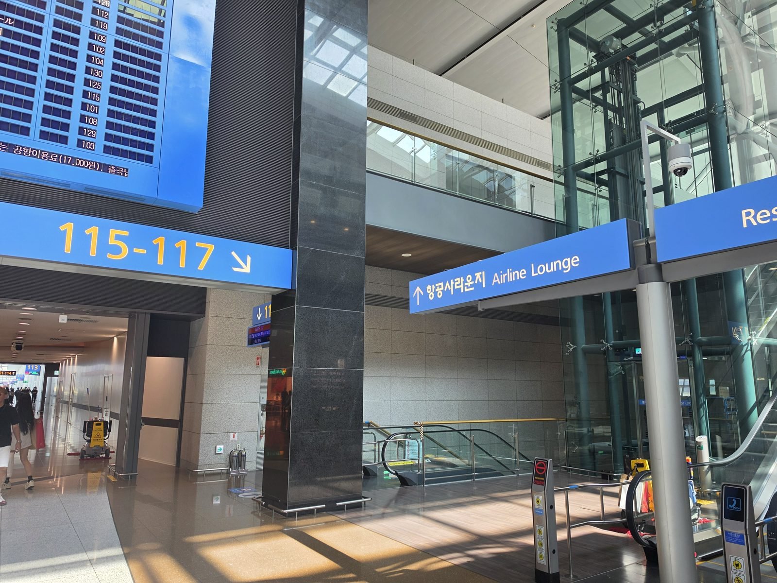 仁川空港のゲート115〜117方向とエアラインラウンジの案内