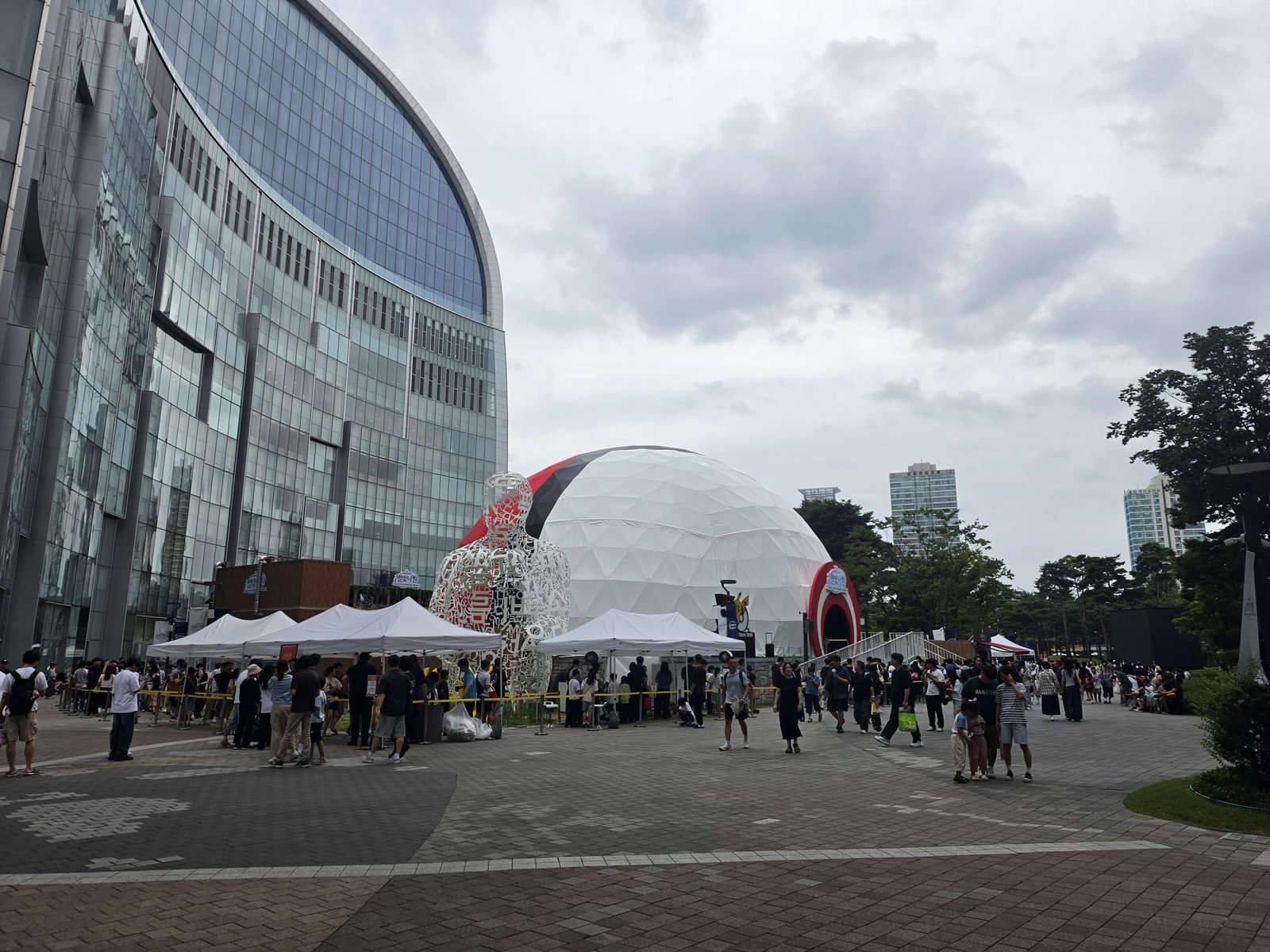 ロッテタウンの広場にある白いドームのポケモン会場とテントと入場列