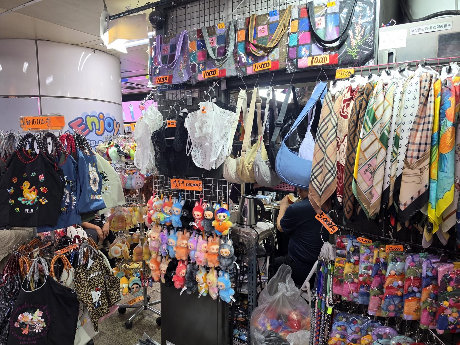 明洞の露店に並ぶヘアアクセとスカーフとバッグと値札