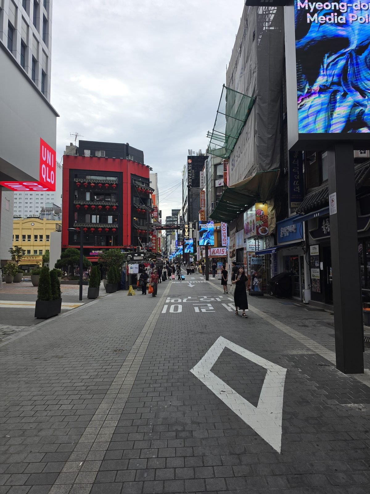 人が少ない明洞の通りと大型LED広告の縦位置