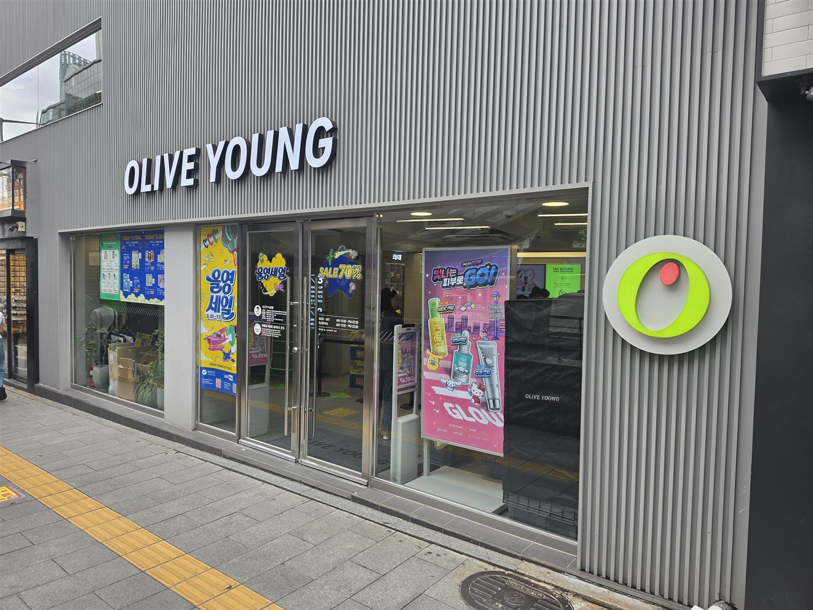 明洞のオリーブヤング店舗の外観と入口