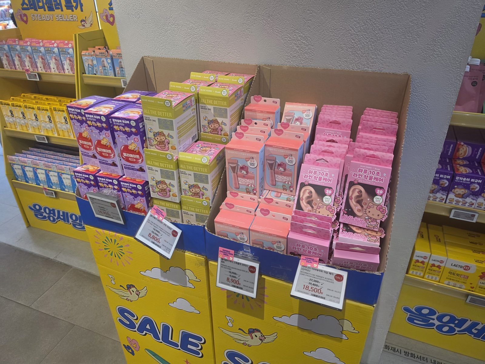 オリーブヤングのオリヤンセール縦看板と黄色いSALE什器の割引タグ