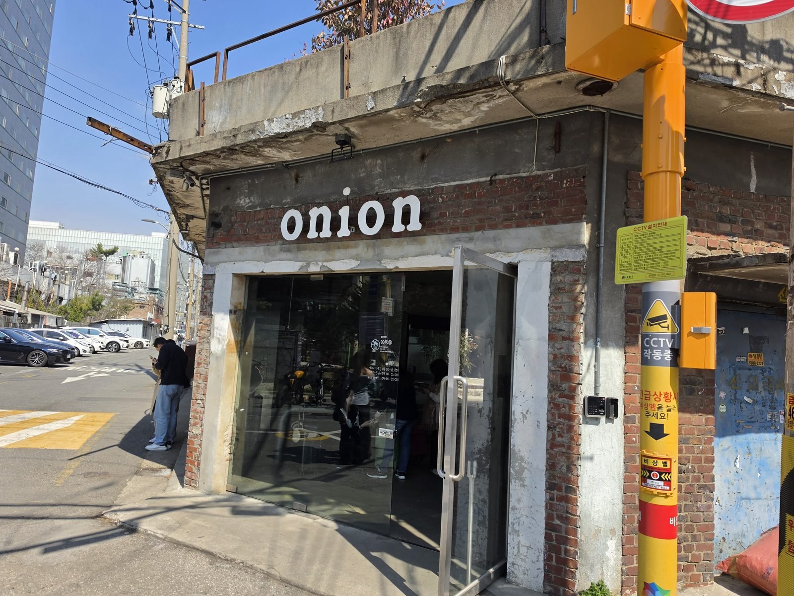 コンクリート造のonionの建物入口とガラス扉