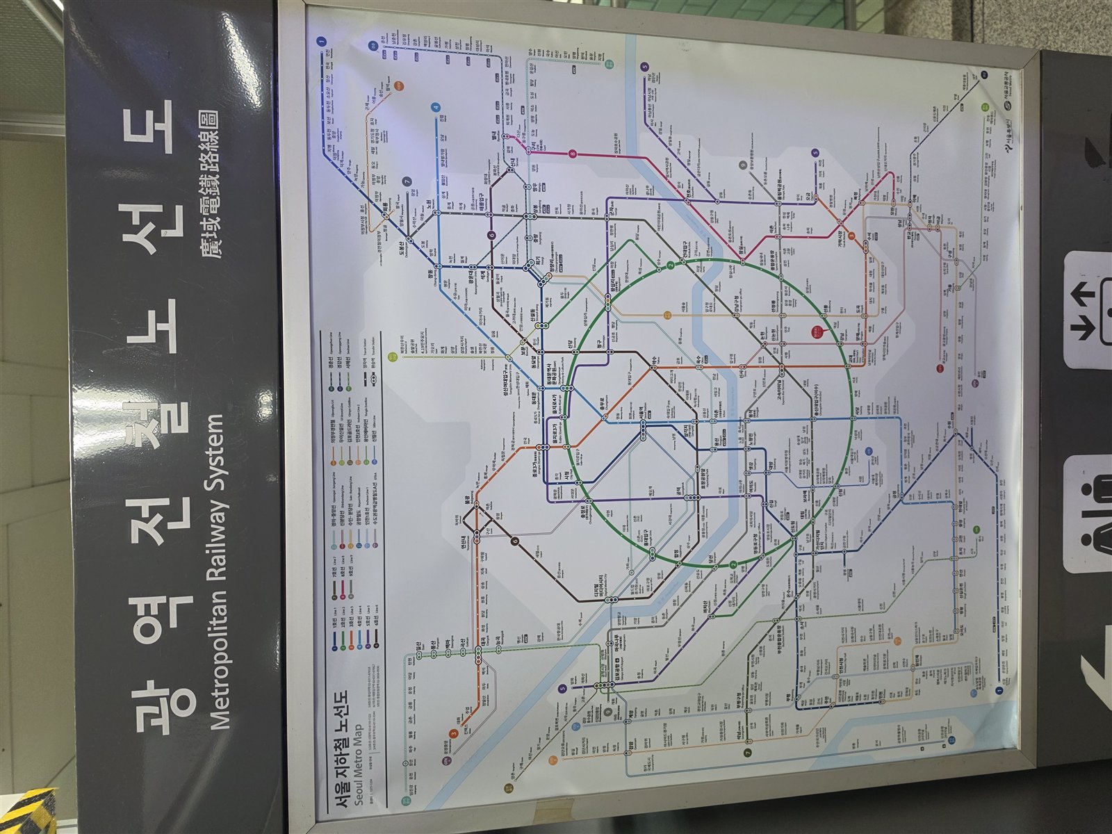 駅構内に掲示された首都圏電鉄の路線図