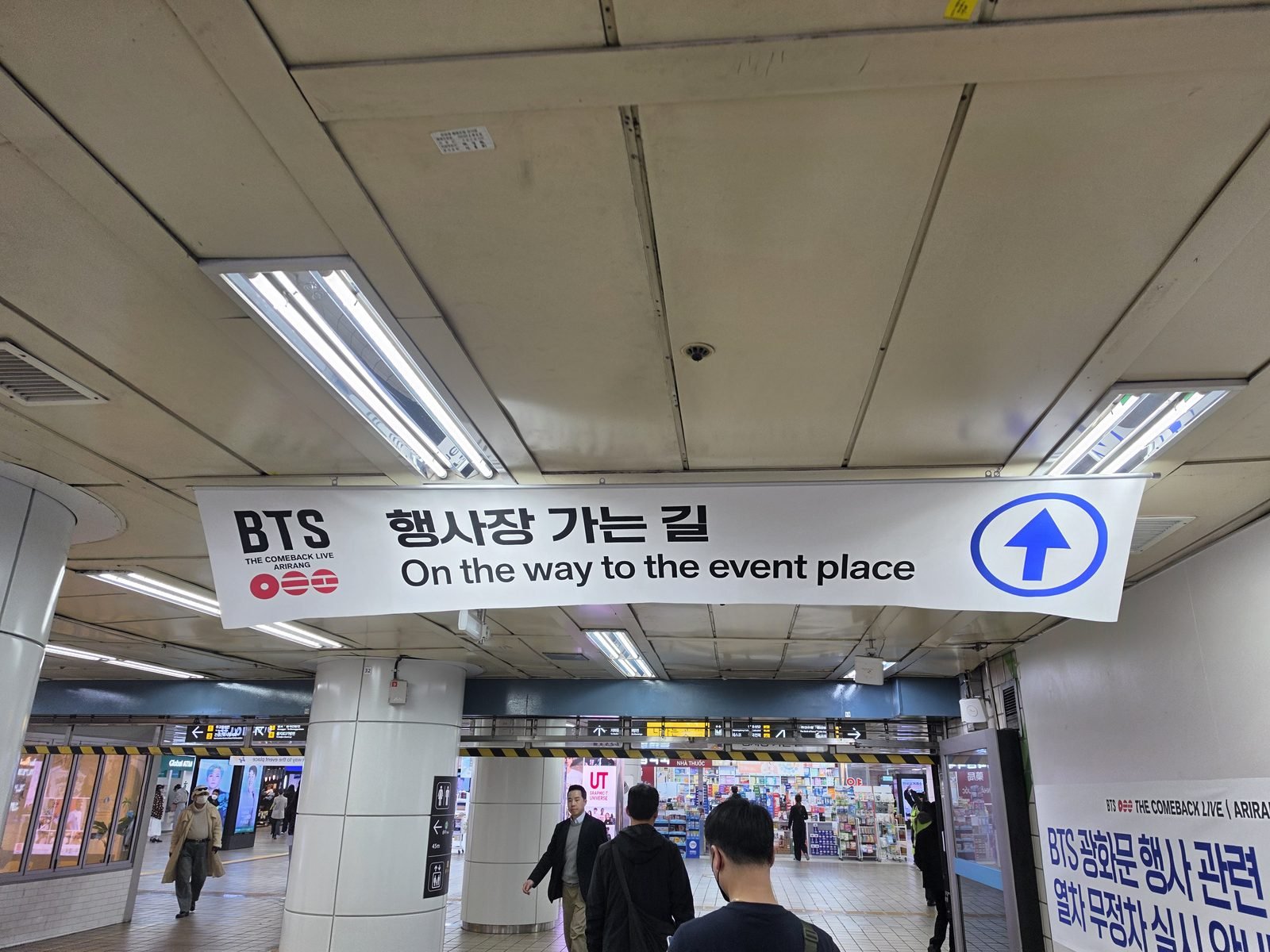 地下鉄の通路に掲示されたBTS行事会場への誘導表示