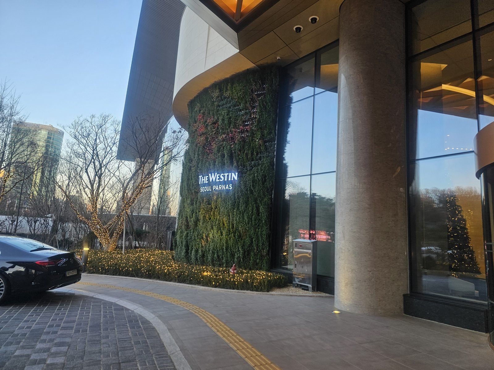 THE WESTIN SEOUL PARNASの看板がある入口と緑の壁面