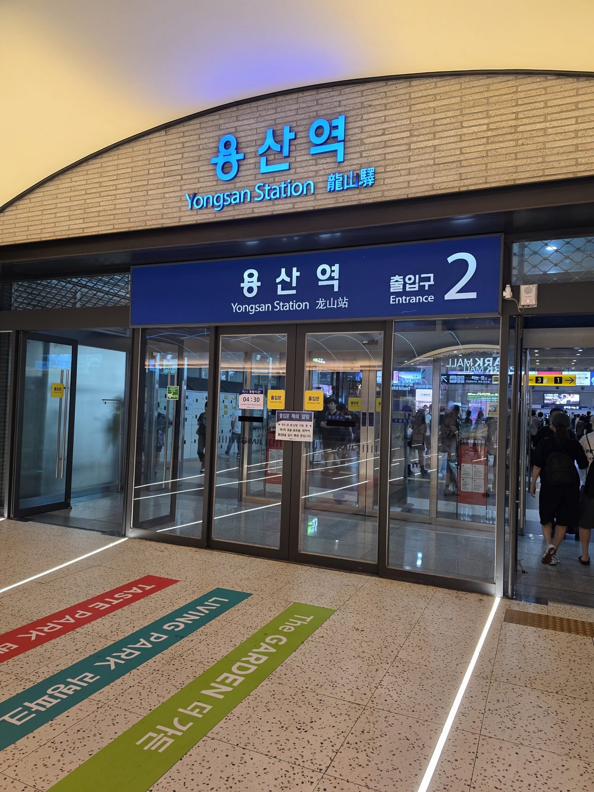 龍山駅2番出口の前にある床の案内ラインを撮影した様子