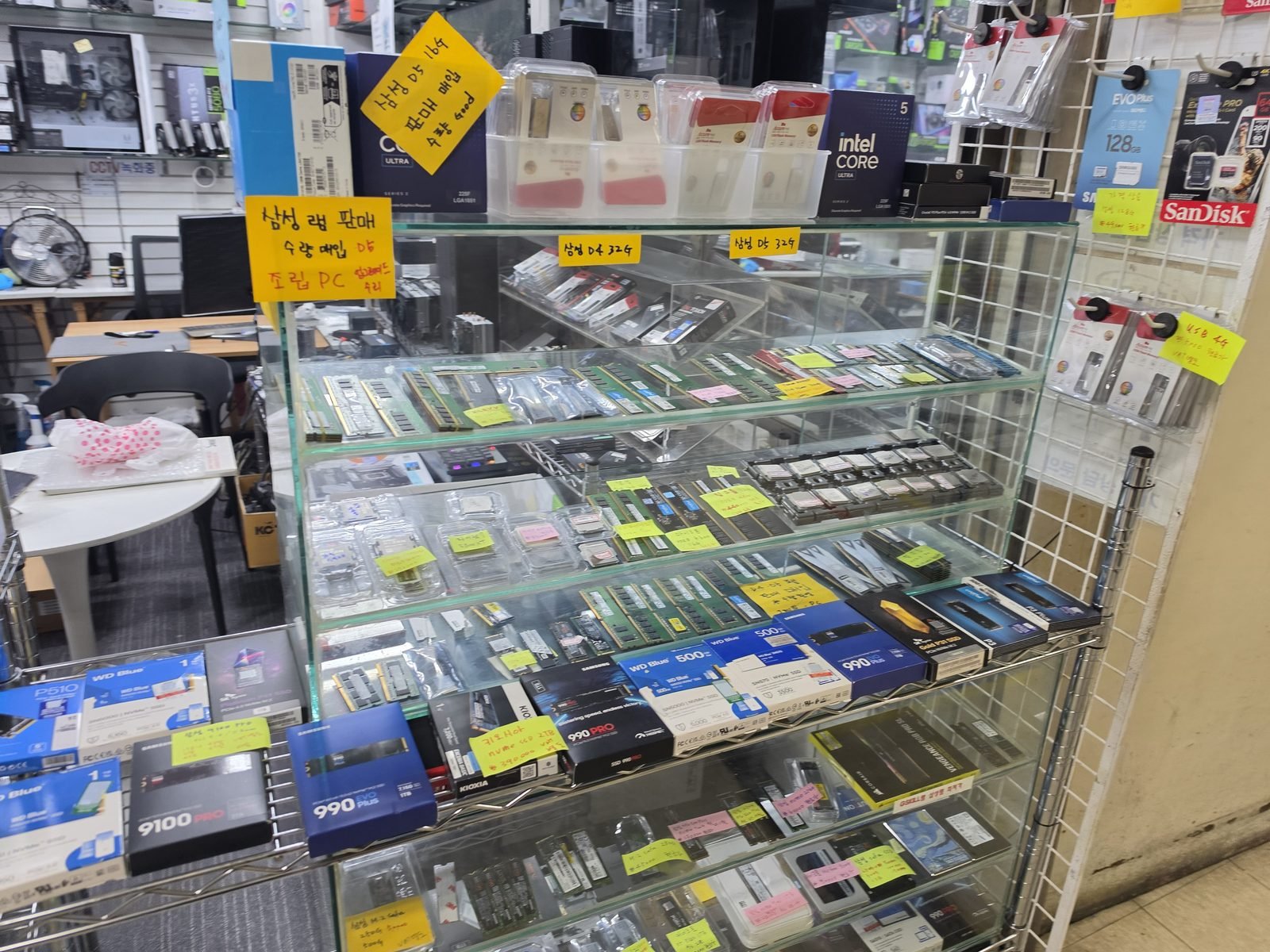 手書きの値札が付いたSSDとメモリの陳列（龍山電子商街）