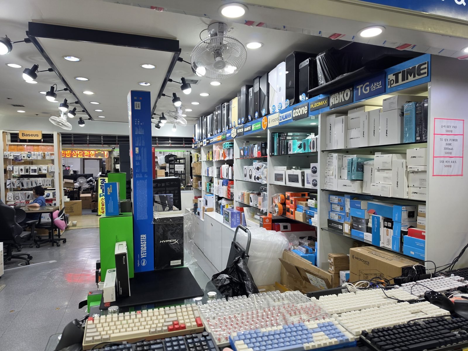 龍山電子商街のPCパーツ店内にある箱の棚とキーボード