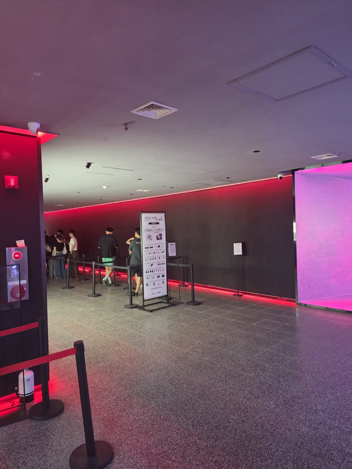 dududo seoulの展示会場の入場列の導線と規制ポール（赤い照明）